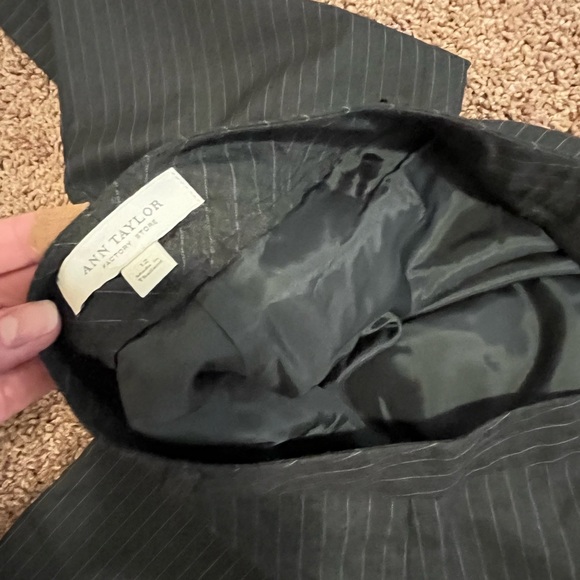 Ann Taylor Factory Gray and White Pin Striped Line Wide Leg Dress Pants. Size 12 - Picture 5 of 7